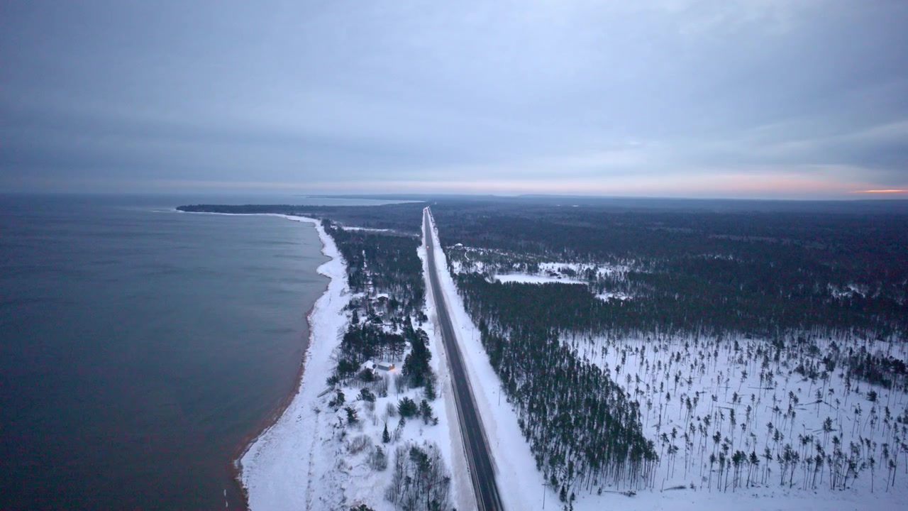 Droneopptak av industrielle malmlasteanlegg langs Lake Superior om vinteren.