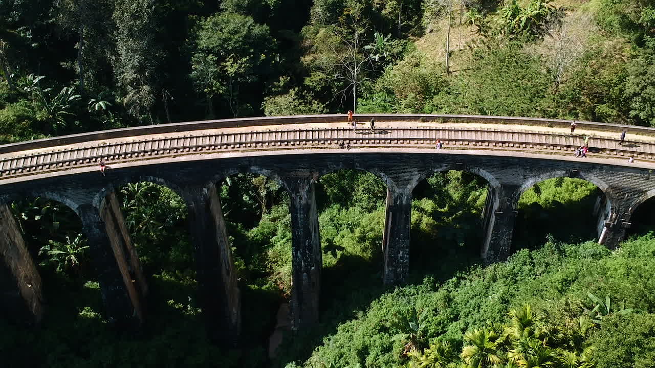 antena del famoso puente de nueve arcos en ella, sri lanka con tren azul