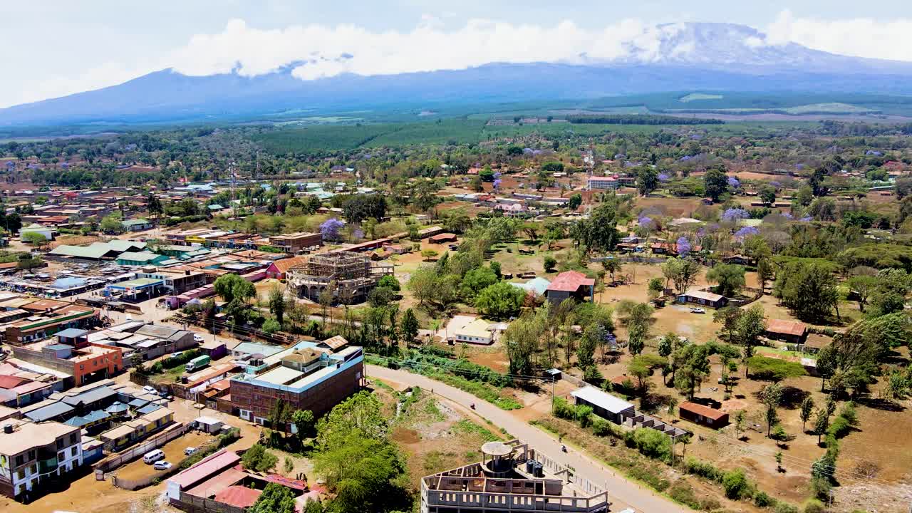 pueblo rural de kenya con el kilimanjaro en el fondo