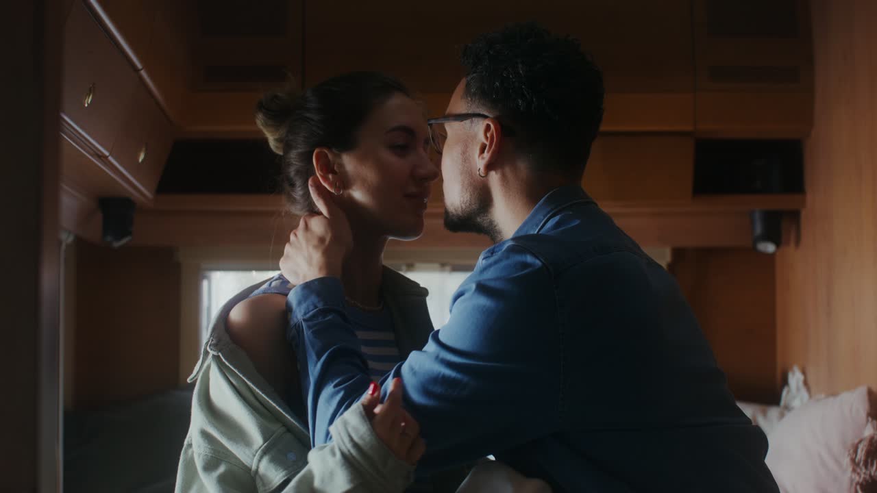 una pareja besándose en una caravana.