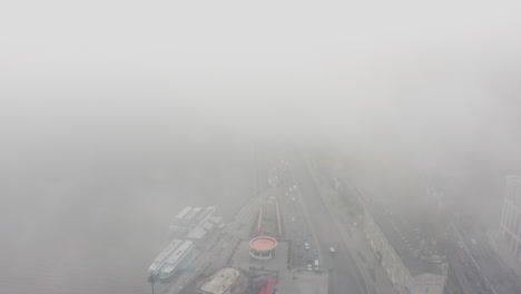 paisaje urbano nebuloso con río y puerto