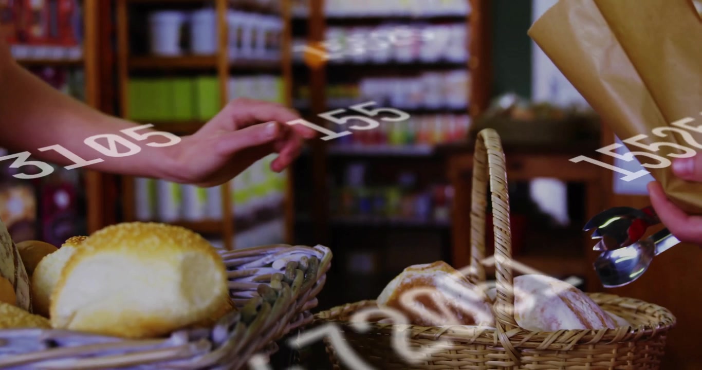 Cliente che si protende verso pane e panini, commesso che prende le baguette con le pinze per la cassa della panetteria