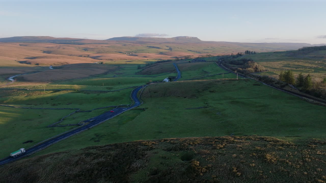 Ripresa aerea con drone del paesaggio delle Yorkshire Dales all'ora d'oro, Regno Unito.