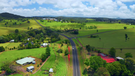 conducción de vehículos en la pintoresca carretera rural de la región de las mesetas de atherton, queensland, australia - hiperlapso aéreo