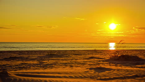 hermoso amanecer naranja en una playa. lapso de tiempo