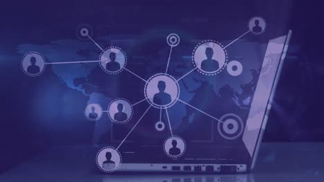 animación de la red de conexiones con iconos sobre el mapa del mundo y las manos usando computadora portátil