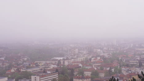 Imágenes-De-4k-De-La-Ciudad-De-Vratsa,-Bulgaria,-Y-La-Montaña-Circundante-Stara-Planina,-Mientras-Una-Niebla-Profunda-Cubre-La-Ciudad