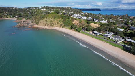 Largo-Tramo-De-Costa-Arenosa-En-La-Playa-Big-Oneroa-En-La-Isla-Waiheke,-Auckland,-Nueva-Zelanda---Toma-Aérea-De-Drones