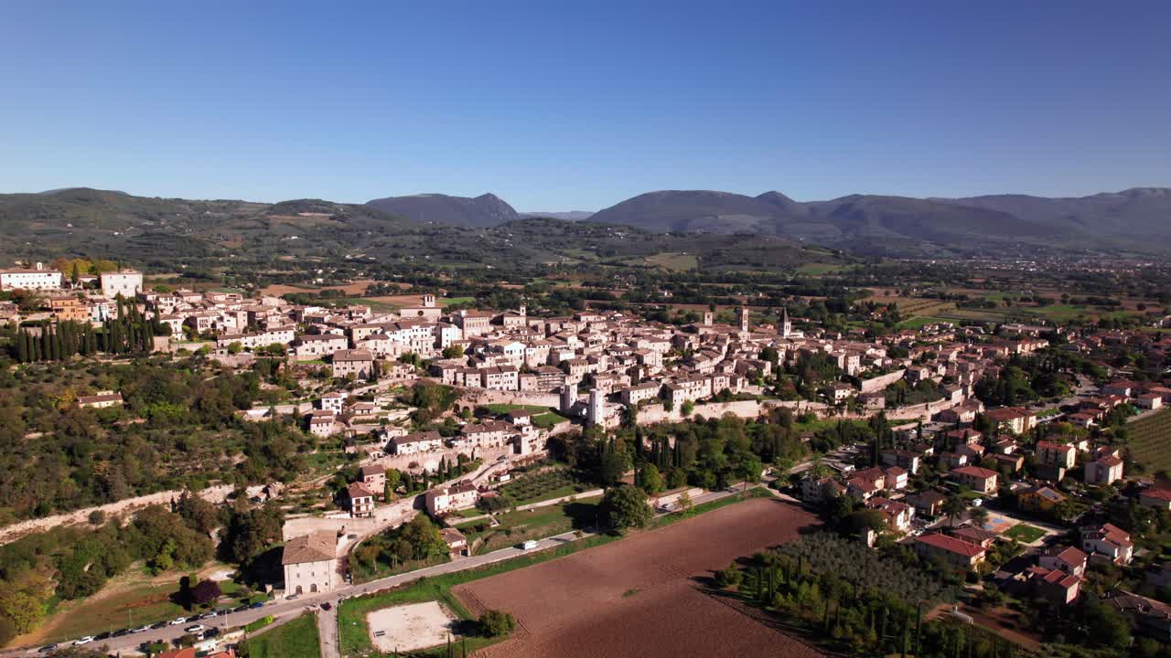 Vista aerea dell'antica città di Spello in un paesaggio verde in una giornata di sole, Italia