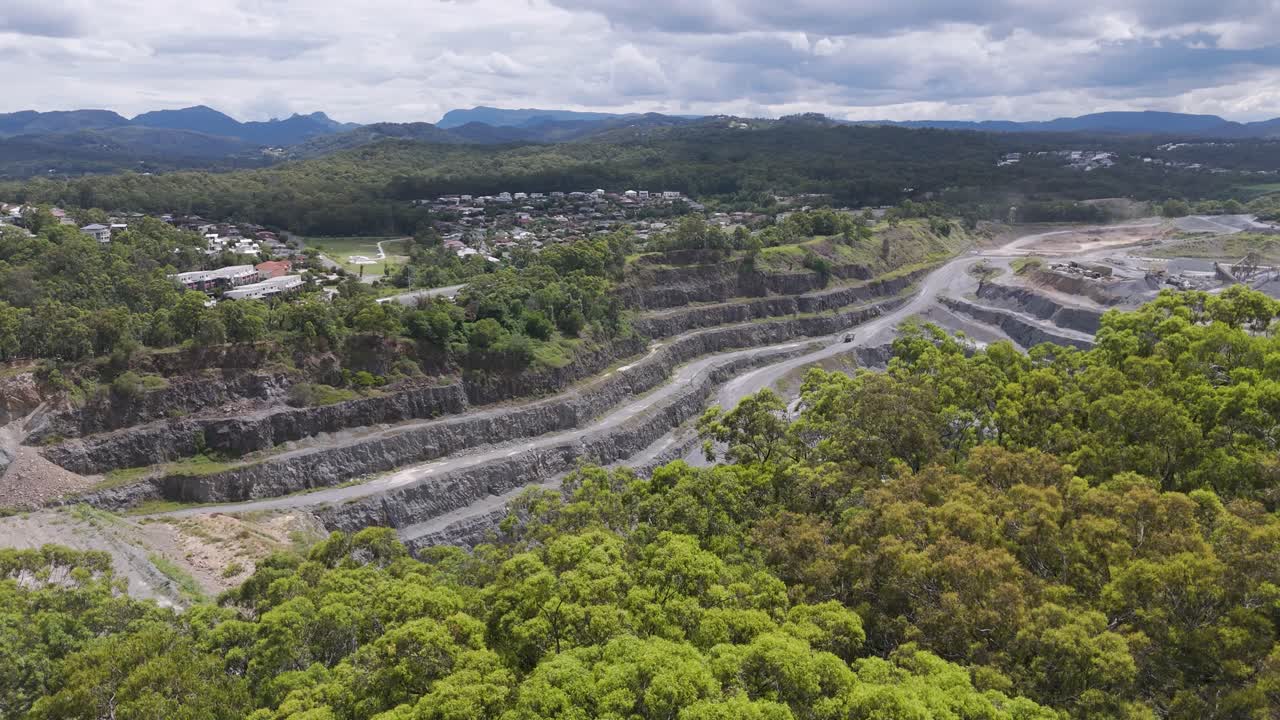 operaciones de cantera en medio de un paisaje de bosque verde y exuberante