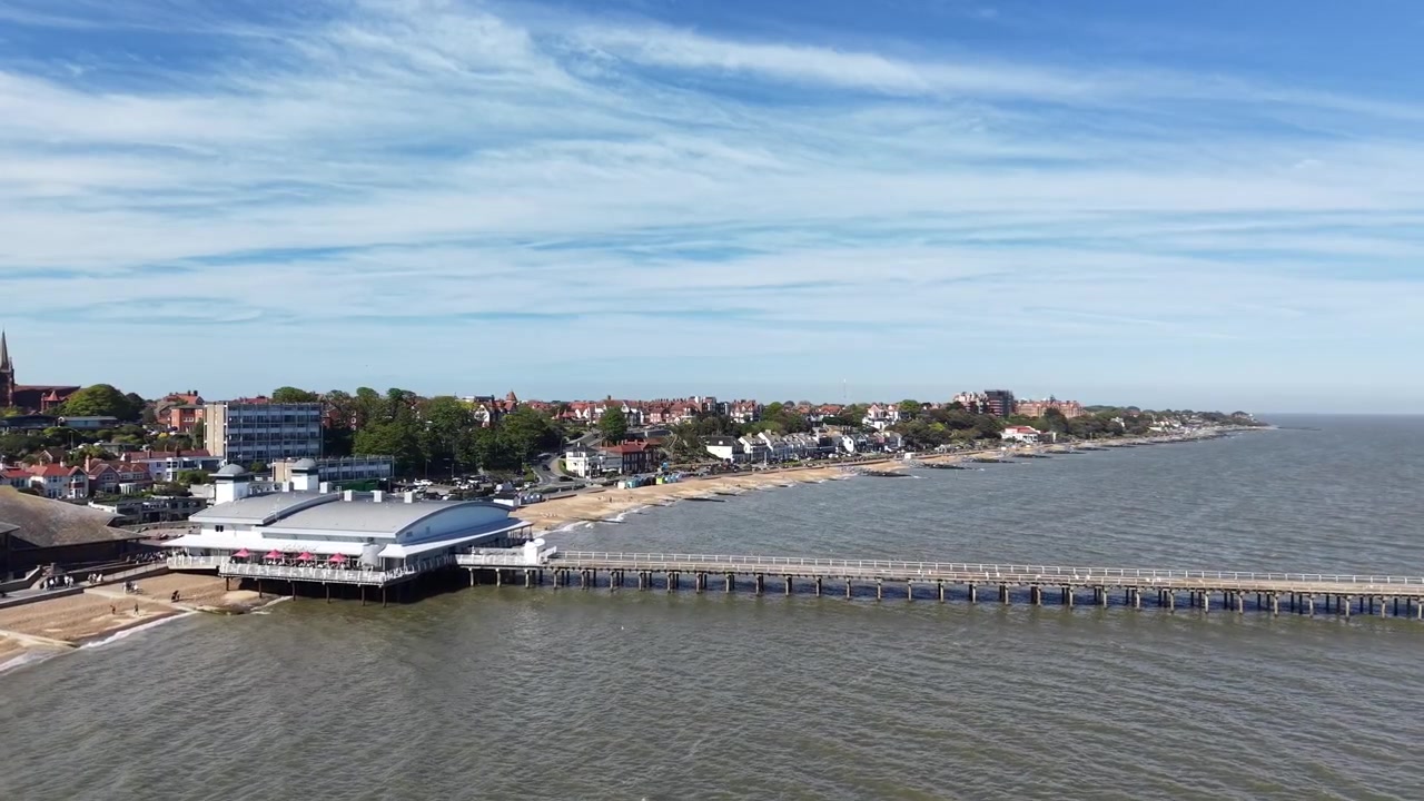 Felixstowe, Suffolk, Iso-Britannia: drone-ilmakuva vanhasta viktoriaanisesta merenrantalaiturista.