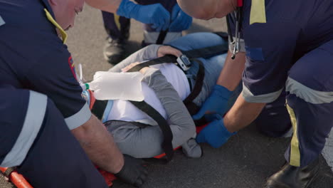 Sanitäterteam,-Patient-Und-Trage-Auf-Der-Straße