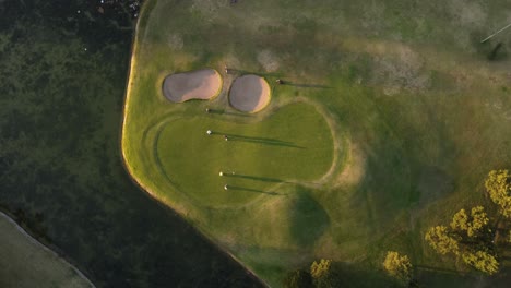 Menschen-Spielen-Im-Golfclub-José-Jury-Bei-Sonnenuntergang-In-Buenos-Aires,-Argentinien