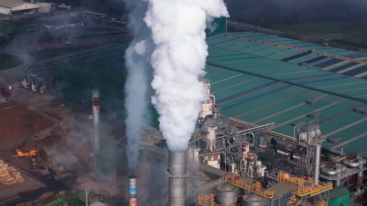 낮에는 목재 공장의 굴에서 나오는 연기가