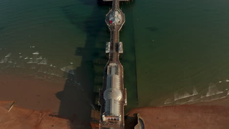 toma aérea mirando hacia abajo sobre la longitud del muelle de brighton