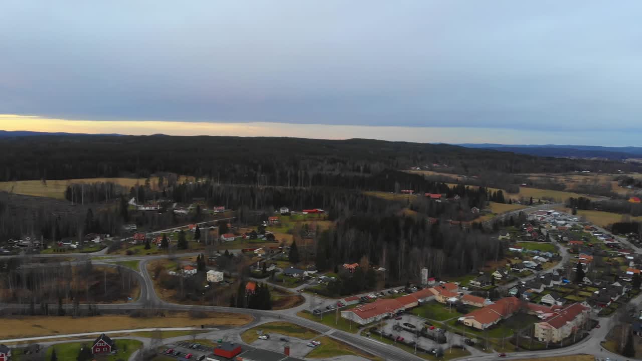 drone volando sobre el pueblo en suecia