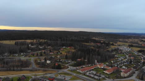 Drone-Volando-Sobre-El-Pueblo-En-Suecia