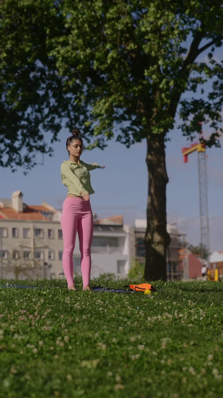 mujer practicando yoga en un parque