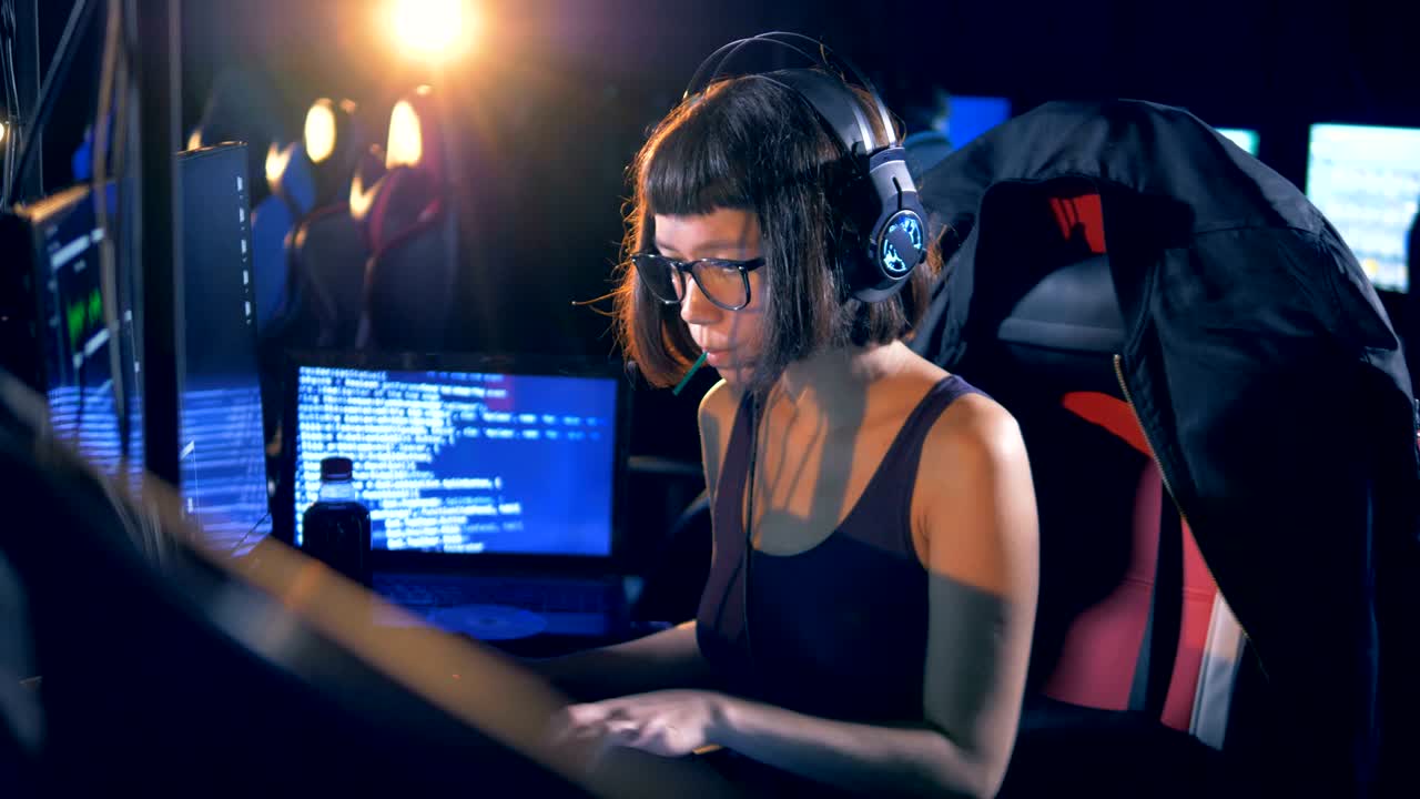 proceso de hacking llevado a cabo por una joven