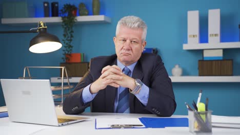 hombre de negocios valiente y seguro de sí mismo.