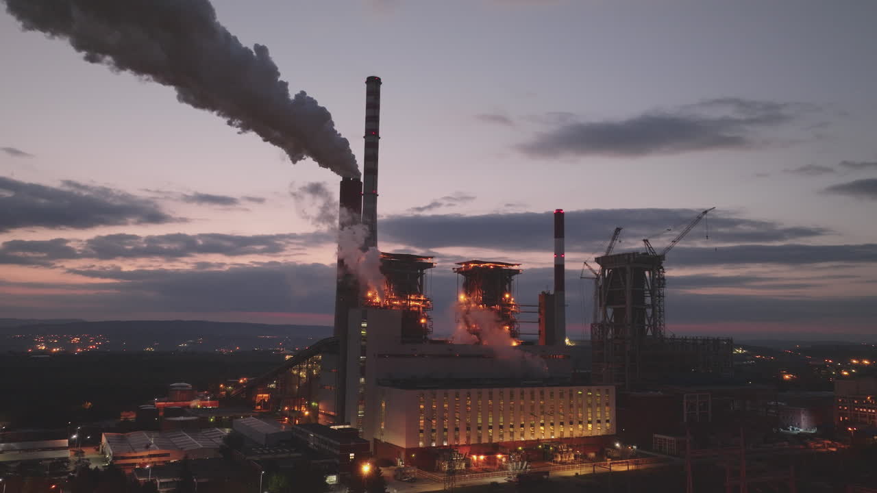 planta de energía al anochecer