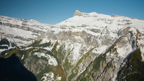 los macizos montañosos cubiertos de hielo de los alpes en colores de otoño
