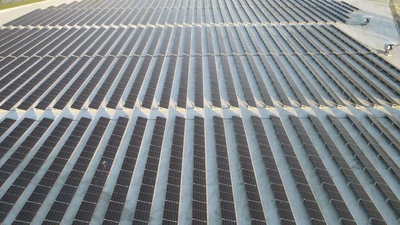 vista aérea de paneles solares en una granja solar utilizada para la producción de energía limpia
