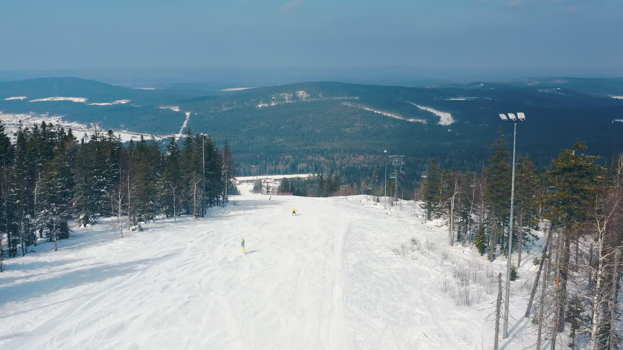 paisaje nevado de la estación de esquí con esquiador