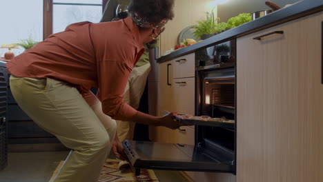una pareja afroamericana en la cocina.