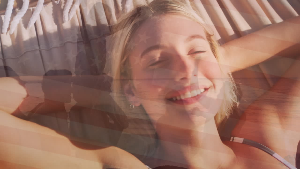 해변에 있는 행복한 백인 여성 위에 있는 미국 국기의 애니메이션