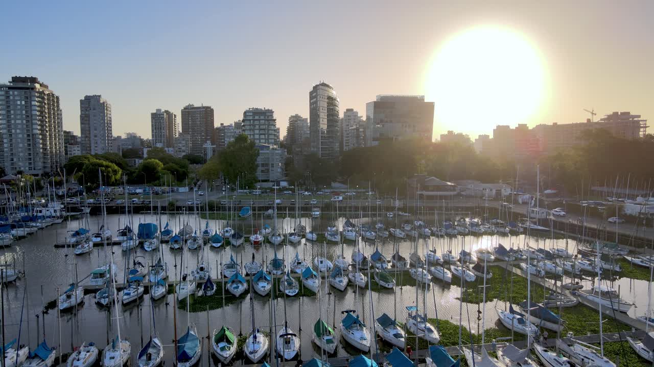 부에노스아이레스의 해가 지는 항구에 정박한 올리보스 동네 건물과 선박의 공중 도리
