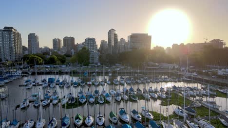 Lufttransportwagen-Aus-Olivos-Nachbarschaftsgebäuden-Und-Segelbooten,-Die-Bei-Sonnenuntergang-In-Einer-Reihe-Im-Hafen-Geparkt-Sind,-Buenos-Aires