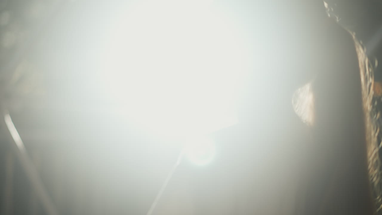 niño se encuentra bajo una cúpula clara por la noche brillando. niña solitaria mirando por la silueta de la ventana panorámica por la noche. silueta de niño a la luz de fondo