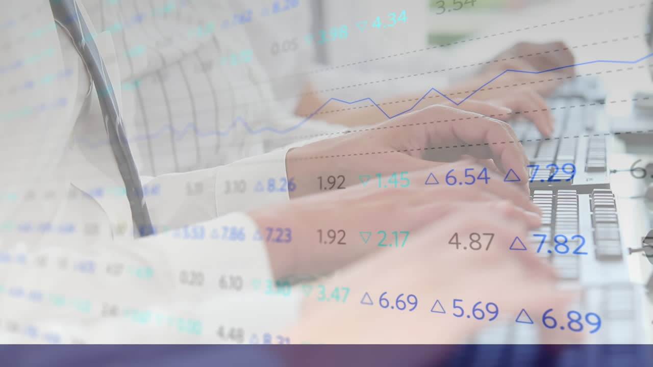 금융 데이터 처리와 함께 컴퓨터를 사용하는 사업가들의 애니메이션