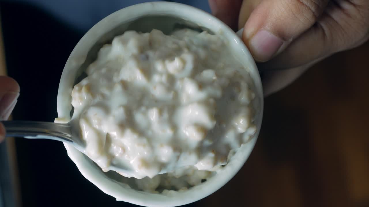 poniendo yogur en granola musli en un tazón