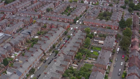 disparo de dron orbitando los suburbios de old trafford 04
