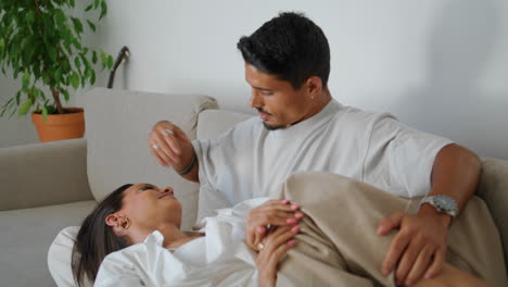 열정적인 남자가 아내의 얼굴을 가운 방에서 만지고, 커플이 함께 꿈을 나누고 있다.