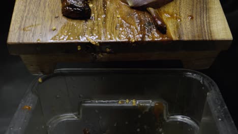 añadir ingredientes de salsa a la licuadora. comida mexicana