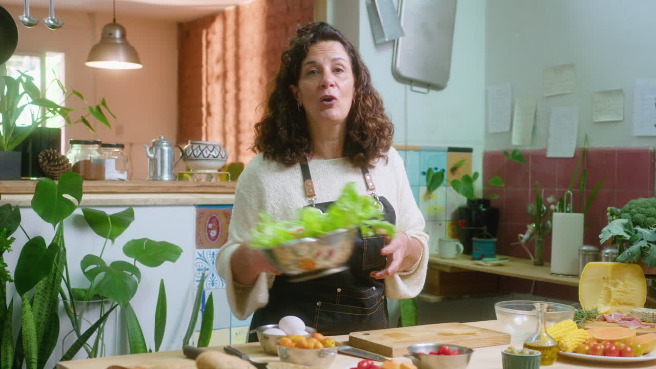 mujer preparando una comida en la cocina