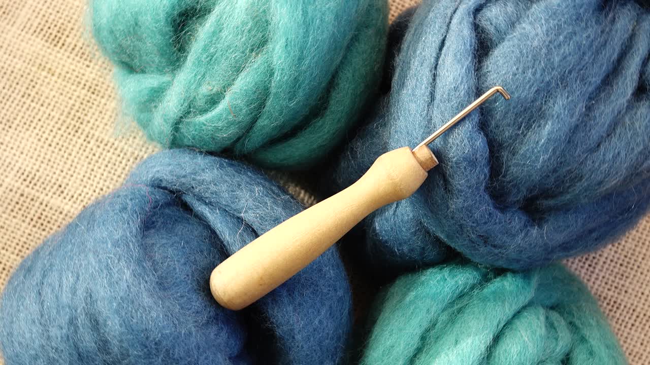 lana de diferentes colores para el fieltro, la costura