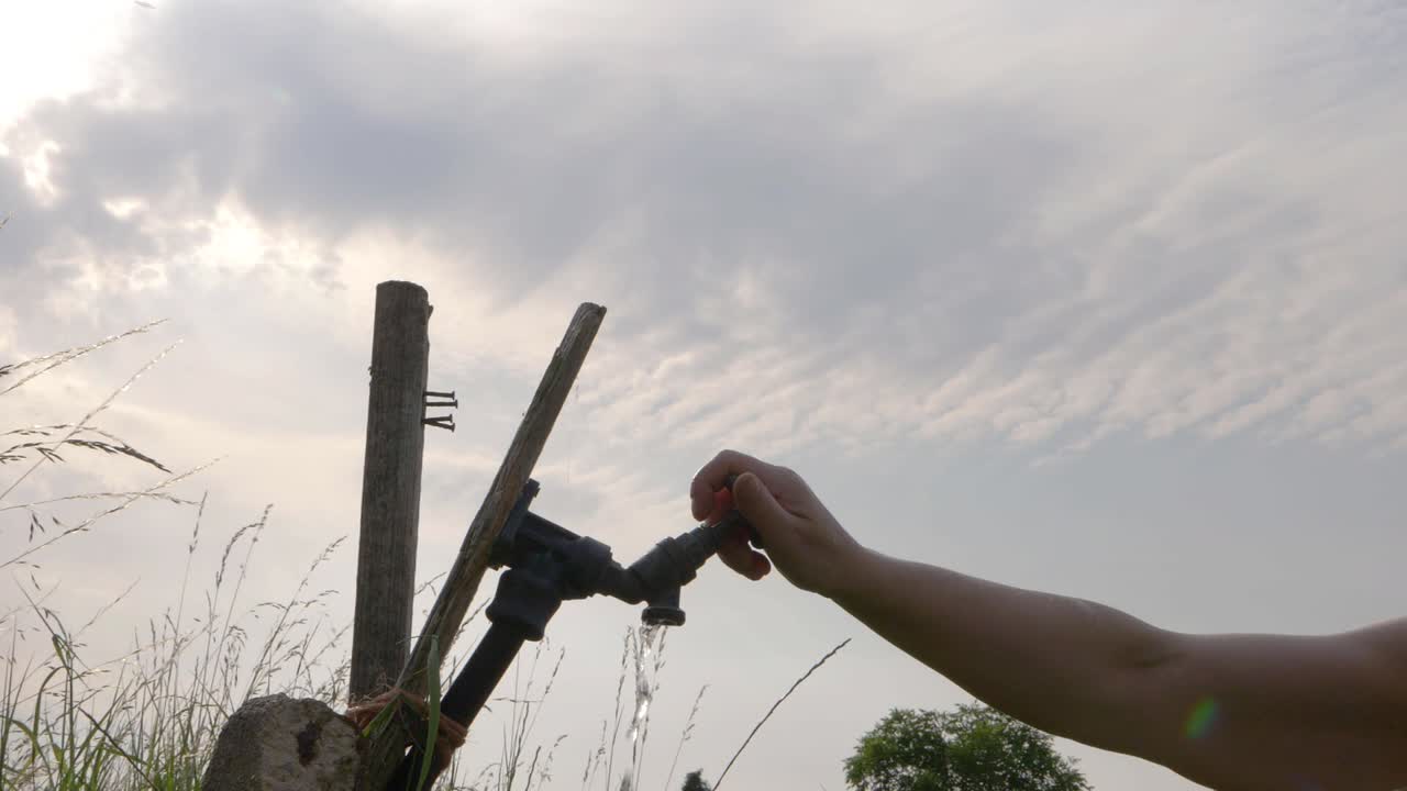 와이드 샷 외부 손 터닝 구루병 수도꼭지 탭