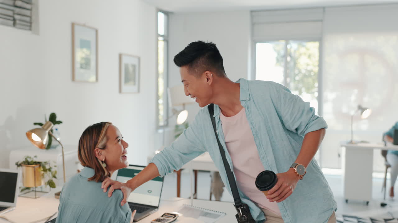 안하세요, 행복하고 아시아인 남자가 일을 떠나고 있습니다.