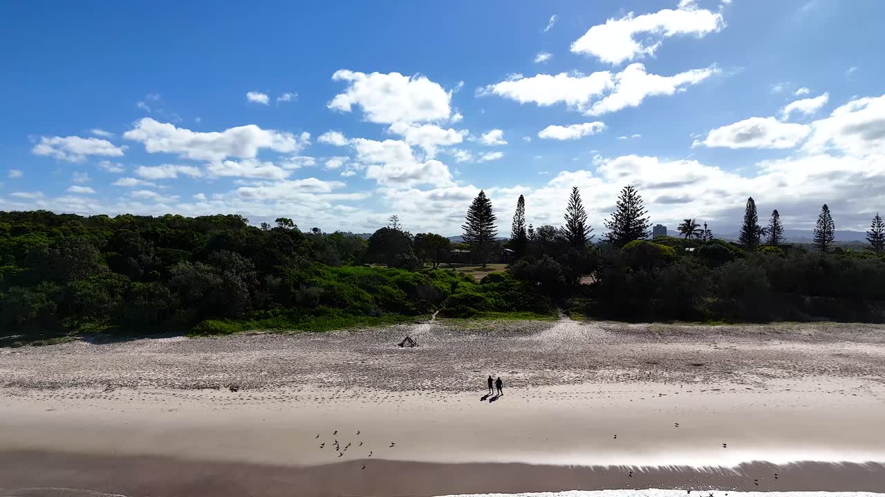 경치 좋은 해변 을 따라 산책 하는 사람 들