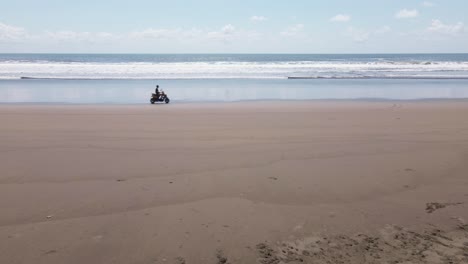 Luftausleger-Nach-Oben,-Während-ATV-Den-Rahmen-Am-Strand-überquert