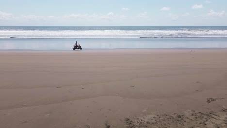 brazo aéreo hacia arriba cuando el vehículo todo terreno cruza el bastidor en la playa