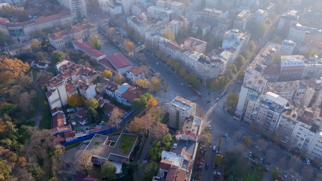 Aerial footage in the morning showing traffic on the street Džordža Va&scaron;ingtona