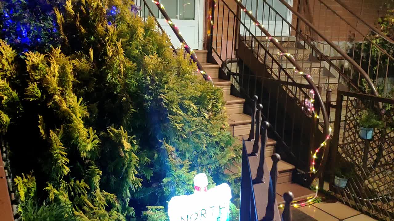 entrada de una casa decorada para navidad