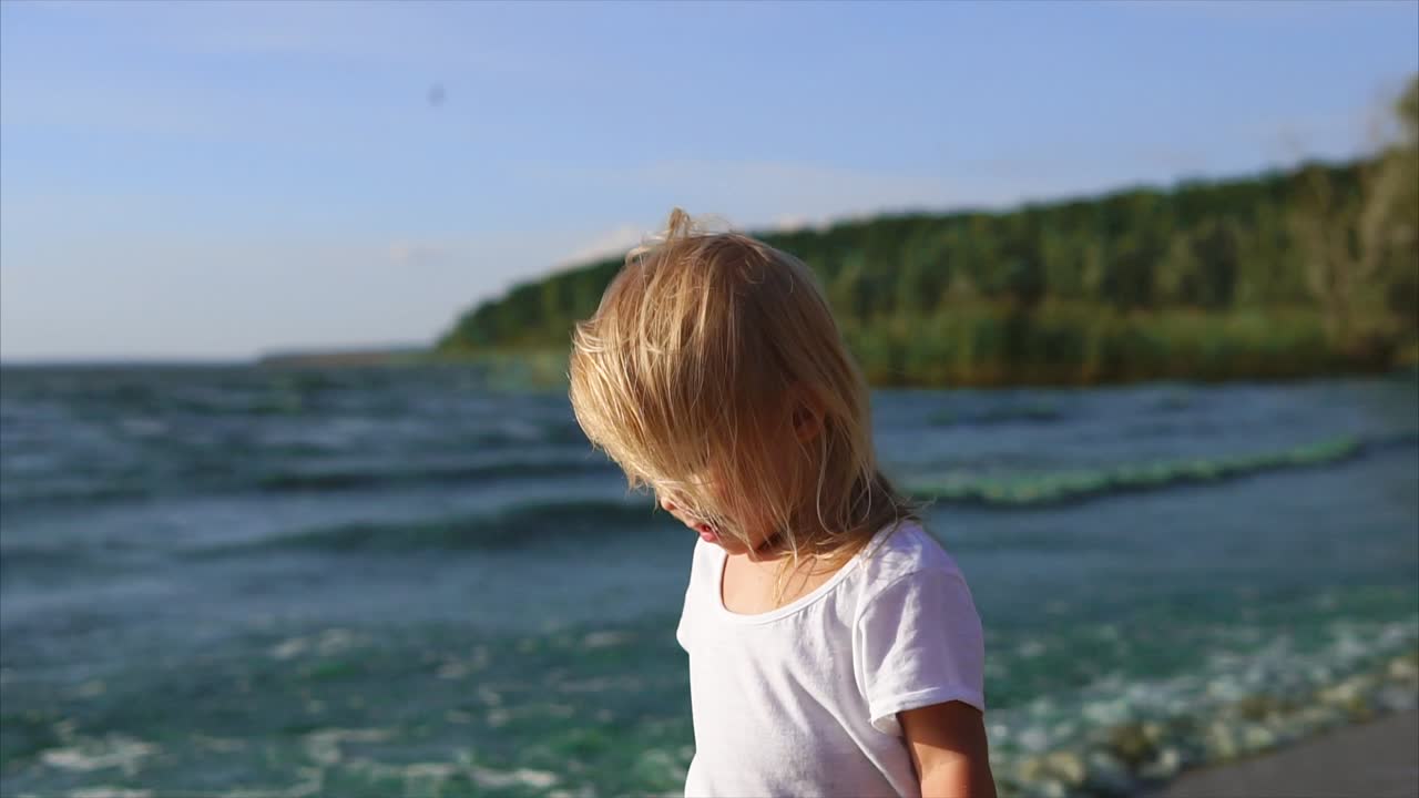 해변에서 노는 어린 소녀