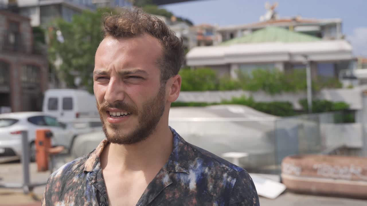 un joven deprimido, pensativo junto al mar.