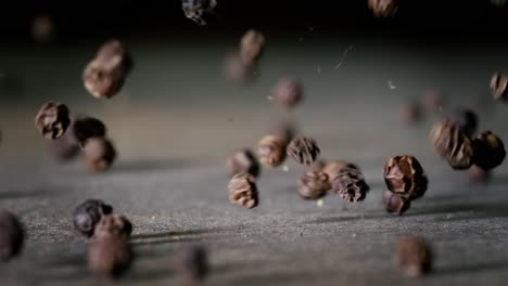 granos de pimienta o pimienta negra especia. súper macro de cerca. filmado con una cámara súper lenta de 1000 fps.